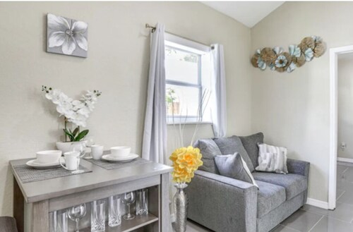 Cozy 1-bedroom apartment with carport and WiFi in phenomenal St. Petersburg