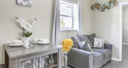 Cozy 1-bedroom apartment with carport and WiFi in phenomenal St. Petersburg