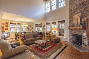 Una televisión, una chimenea