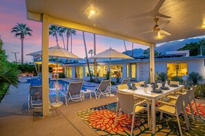 Outdoor dining - Upscale, Spacious Mid-Century 4 bed/4 bath home (Palm Springs)