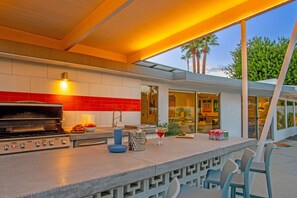 Property grounds - Upscale, Spacious Mid-Century 4 bed/4 bath home (Palm Springs)