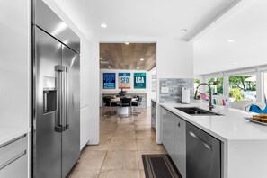 Fridge, microwave, oven, stovetop - Upscale, Spacious Mid-Century 4 bed/4 bath home (Palm Springs)