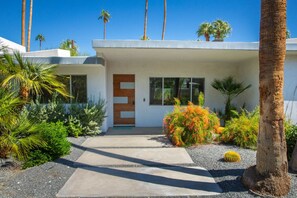 Exterior - Upscale, Spacious Mid-Century 4 bed/4 bath home (Palm Springs)