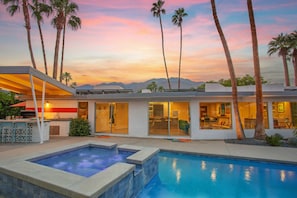 A heated pool - Upscale, Spacious Mid-Century 4 bed/4 bath home (Palm Springs)