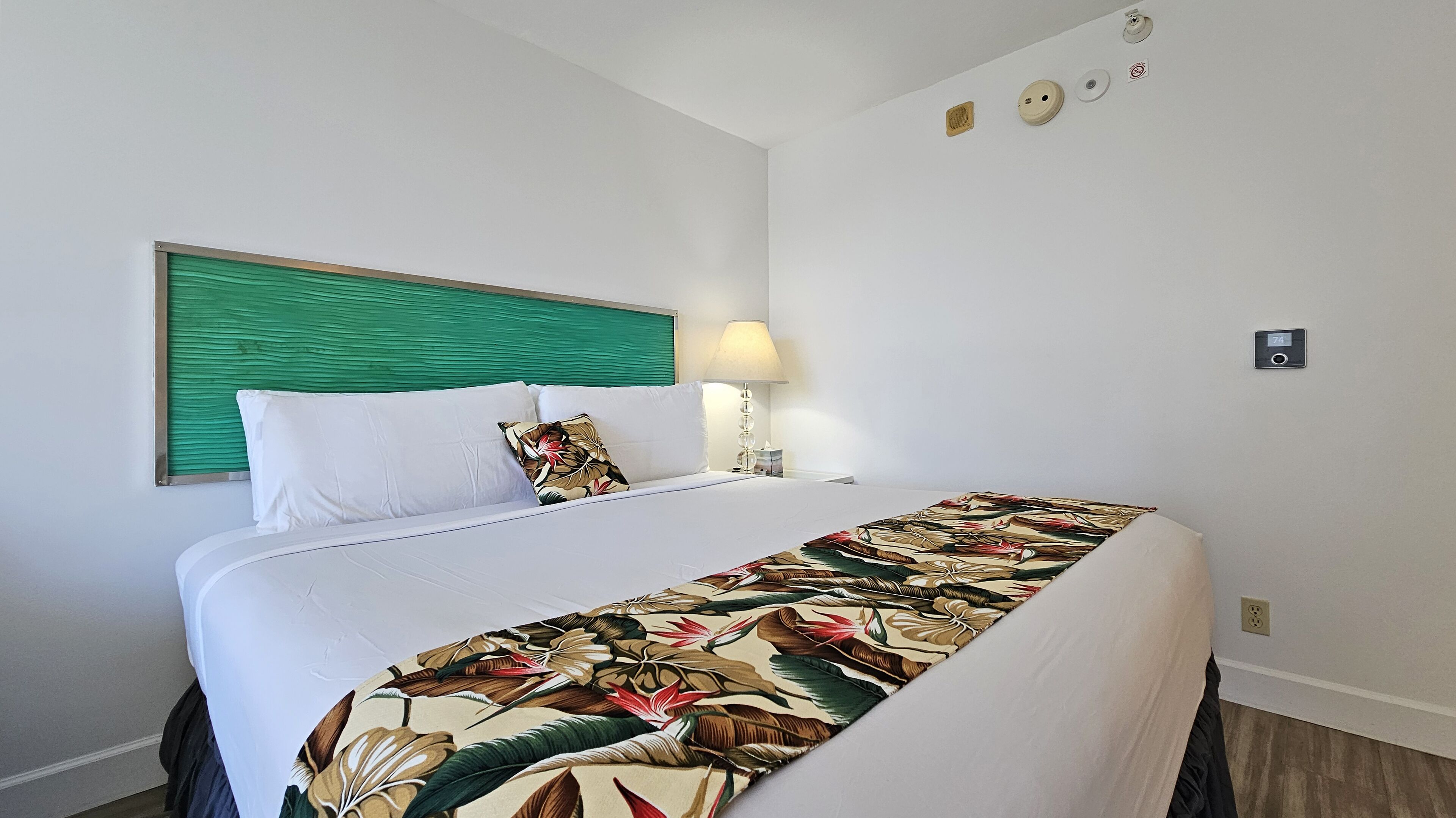 Queen Bed & Sofa Bed + FREE Parking & Pool
