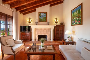 TV, tavolo da ping pong, libri