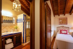 Regadera, tina de hidromasaje, secadora de cabello, bidet 