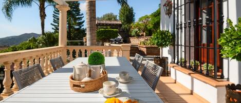 Outdoor dining
