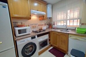 Réfrigérateur, four à micro-ondes, un four, surface de cuisson