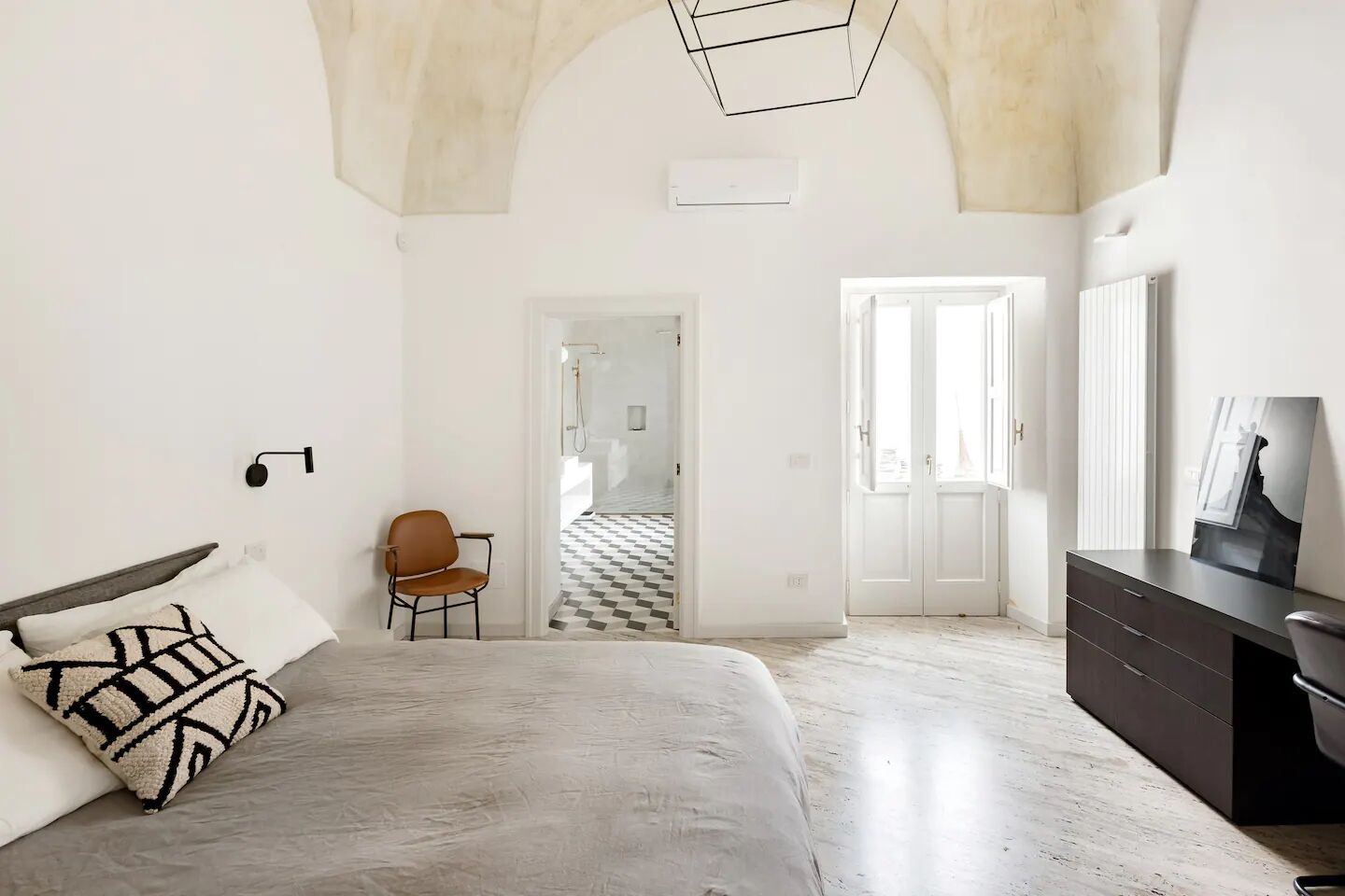 2 Schlafzimmer, Schreibtisch, Bügeleisen/Bügelbrett, Reisekinderbett