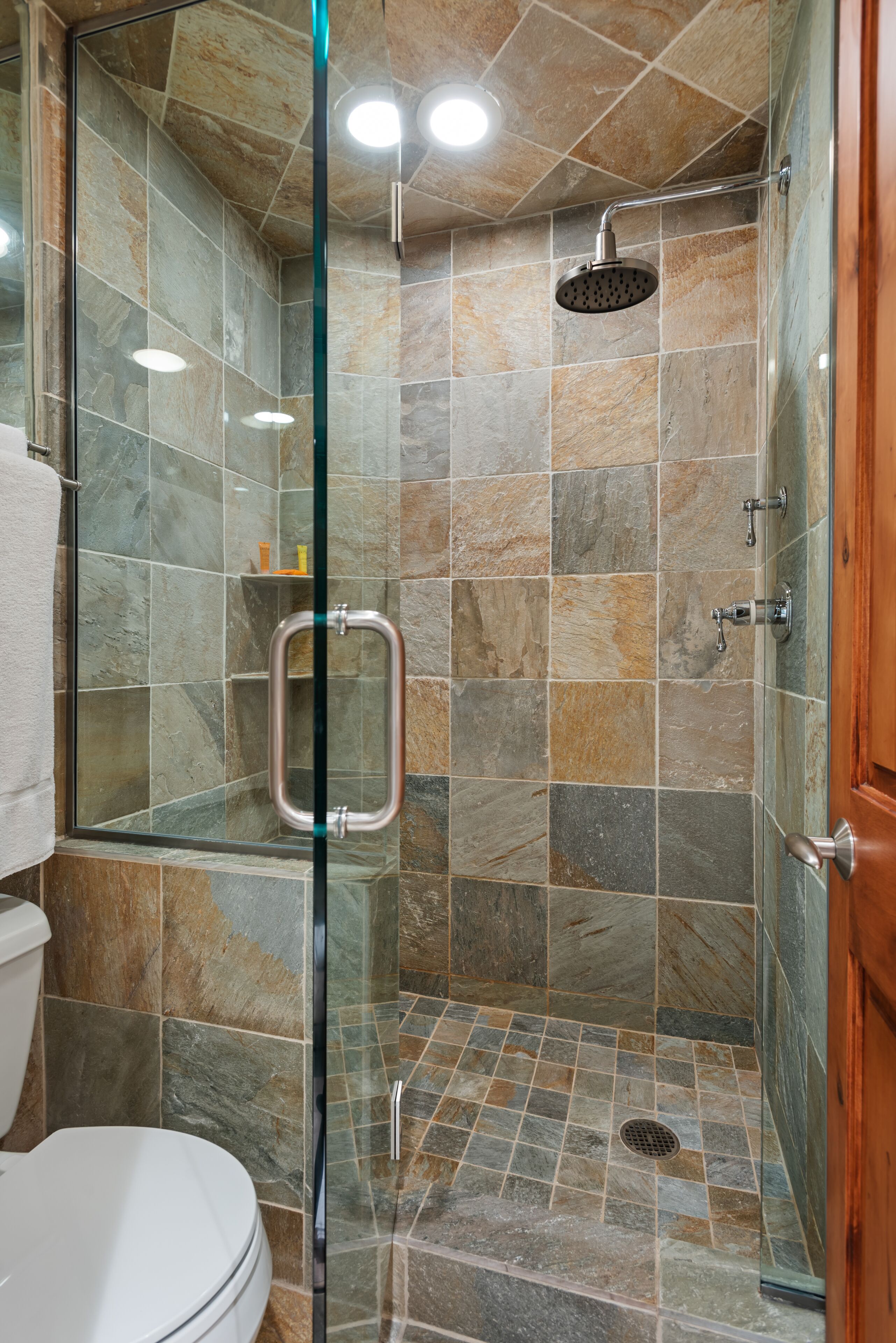 Douche, sèche-cheveux, serviettes fournies