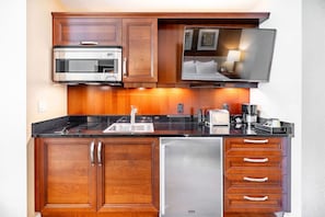 Kühlschrank, Mikrowelle, Herdplatte, Wasserkocher mit Kaffee-/Teezubehör