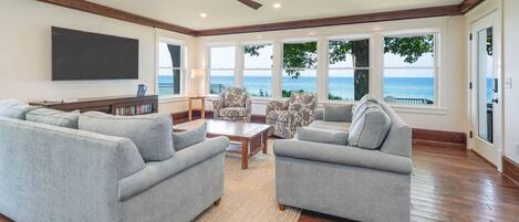 Televisio, kirjoja, videokirjasto, stereot