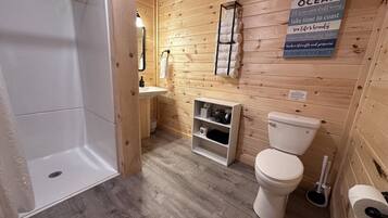 Een douche, een haardroger, handdoeken, toiletpapier