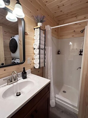 Douche, séchoir à cheveux, serviettes fournies