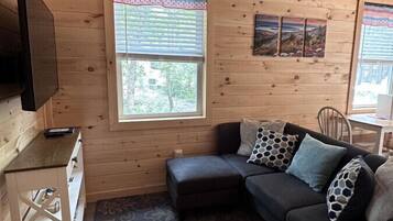 Televisor intel·ligent i taula de tennis de taula