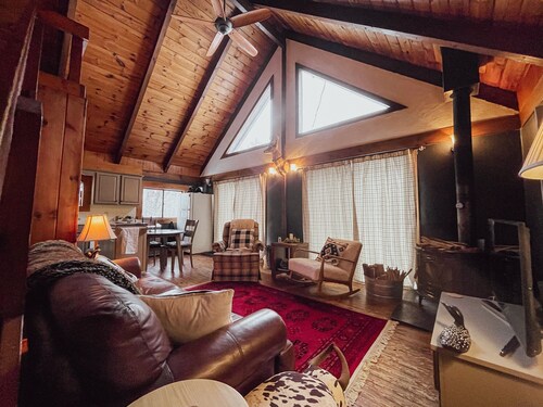 Cozy chalet near lakes and mountains. Pet friendly!