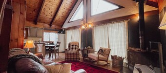 Cozy chalet near lakes and mountains. Pet friendly!