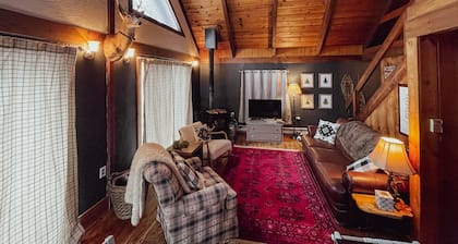 Cozy chalet near lakes and mountains. Pet friendly!