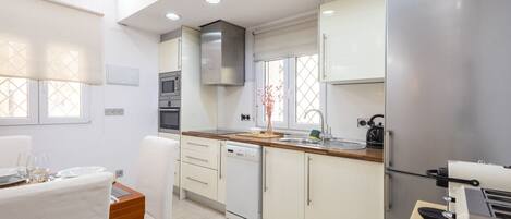 Frigorifero, microonde, forno, lavastoviglie