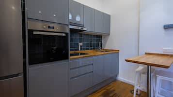 Réfrigérateur, cafetière/bouilloire, bouilloire électrique