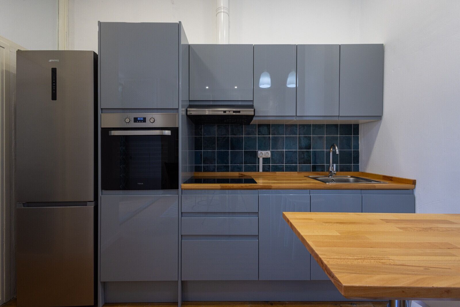 Een koelkast, een koffiezetapparaat/waterkoker, een waterkoker