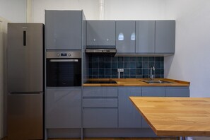 Refrigerador, microondas, horno y cafetera y tetera 