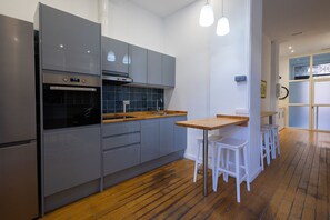 Refrigerador, microondas, horno, cafetera/tetera