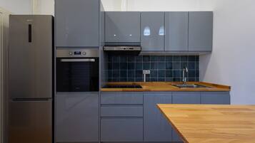 Kühlschrank, Wasserkocher mit Kaffee-/Teezubehör, Wasserkocher