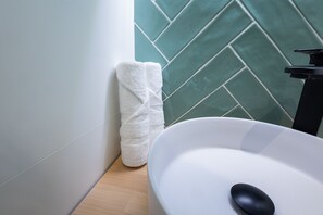 Douche, sèche-cheveux, serviettes fournies