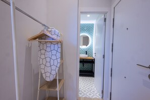 Douche, sèche-cheveux, serviettes fournies