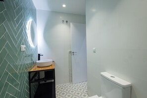 Dusj, hårføner og håndklær