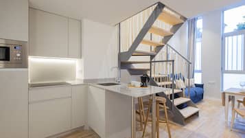 Réfrigérateur, micro-ondes, cafetiÚre/bouilloire, bouilloire électrique