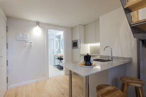 Kühlschrank, Mikrowelle, Wasserkocher mit Kaffee-/Teezubehör