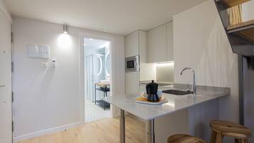 Réfrigérateur, micro-ondes, cafetiÚre/bouilloire, bouilloire électrique