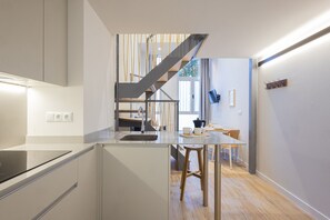 Réfrigérateur, four à micro-ondes, cafetière-théière