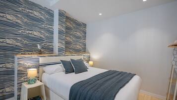 Een strijkplank/strijkijzer, gratis wifi, beddengoed