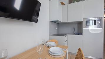 Een koelkast, een magnetron, een koffiezetapparaat/waterkoker