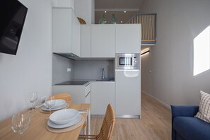 Kühlschrank, Mikrowelle, Wasserkocher mit Kaffee-/Teezubehör