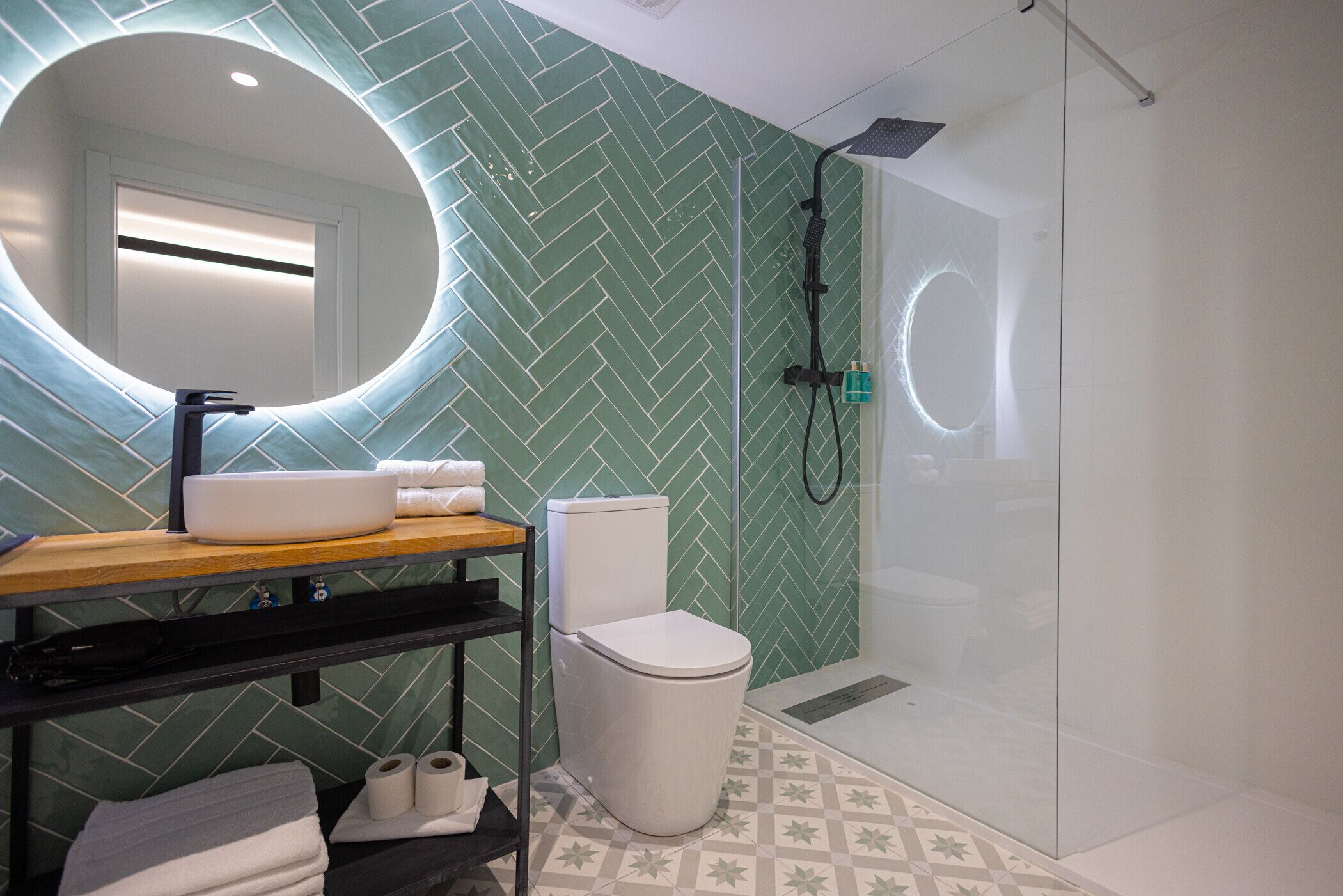 Een douche, een haardroger, handdoeken