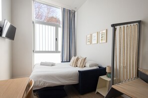 Tabla de planchar con plancha, wifi gratis y ropa de cama 