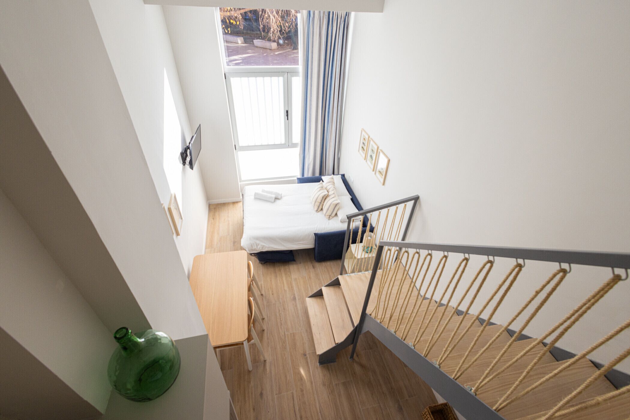 Een strijkplank/strijkijzer, gratis wifi, beddengoed