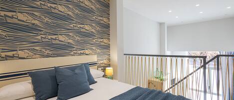 Planxa i posts de planxar, wifi gratuïta i roba de llit