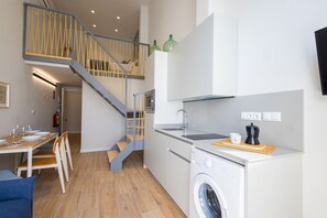 Een koelkast, een microgolfoven, een koffiezetapparaat/waterkoker