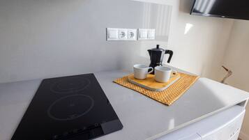 Frigorífico, microondas, cafetera o tetera y hervidor eléctrico