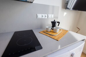 Een koelkast, een microgolfoven, een koffiezetapparaat/waterkoker