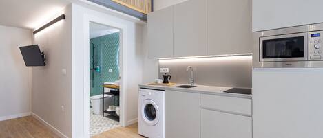 Réfrigérateur, micro-ondes, cafetière/bouilloire, bouilloire électrique