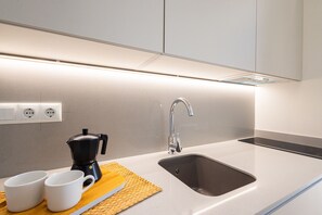 Kühlschrank, Mikrowelle, Wasserkocher mit Kaffee-/Teezubehör