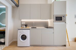 Kühlschrank, Mikrowelle, Wasserkocher mit Kaffee-/Teezubehör