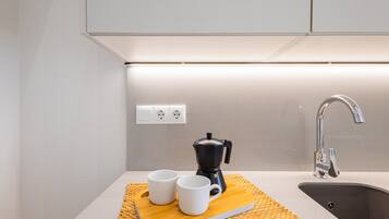 Een koelkast, een magnetron, een koffiezetapparaat/waterkoker